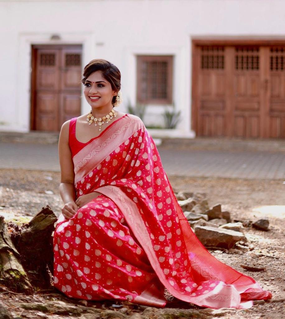 Red Soft Silk Saree With Amiable Blouse Piece