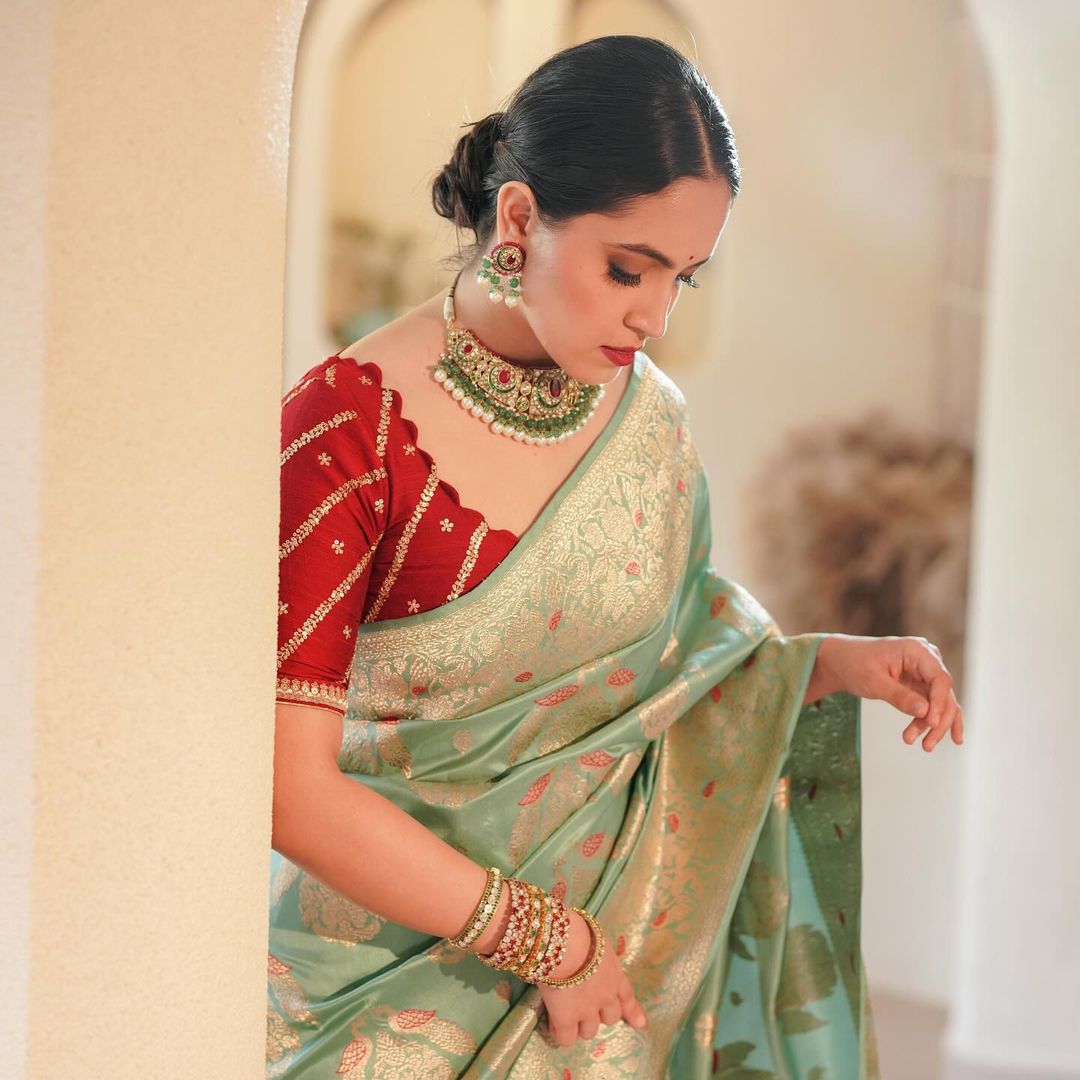 Demure Sea Green Soft Silk Saree With Magnetic Blouse Piece