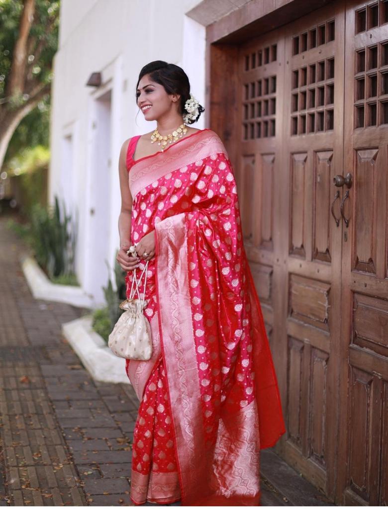 Red Soft Silk Saree With Amiable Blouse Piece