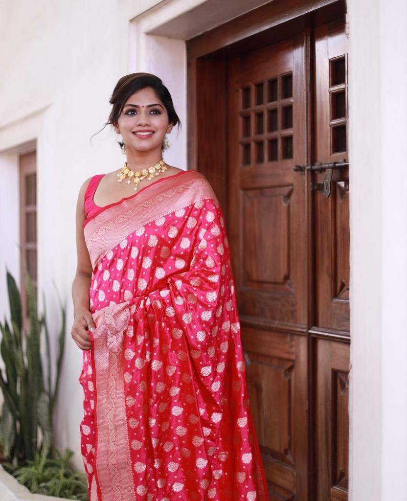 Red Soft Silk Saree With Amiable Blouse Piece