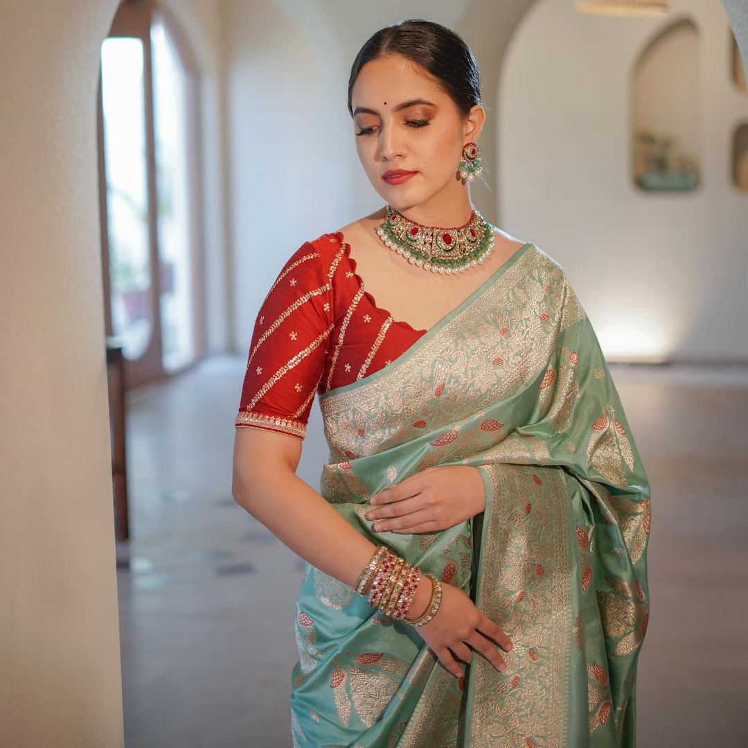 Demure Sea Green Soft Silk Saree With Magnetic Blouse Piece