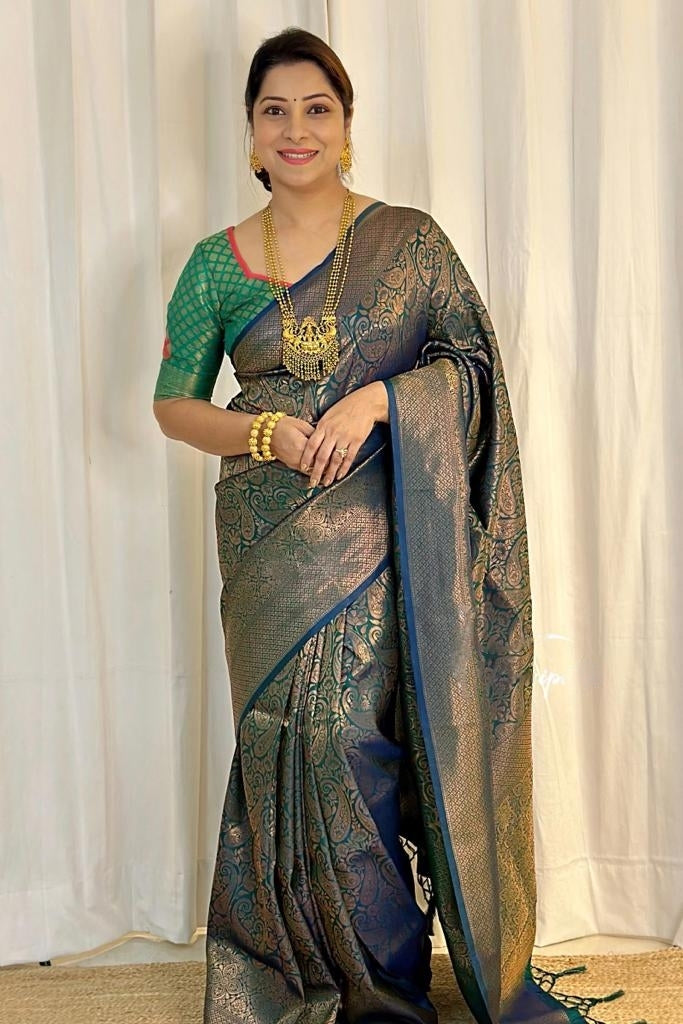 Green Soft Silk Saree With Glittering Blouse Piece