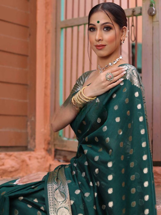 Green Soft Silk Saree With Gossamer Blouse Piece