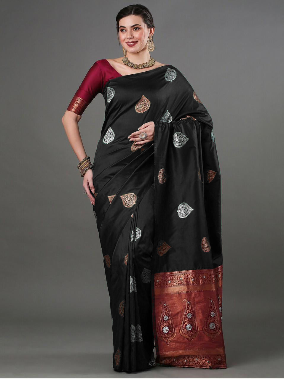 Black Soft Silk Saree With Redolent Blouse Piece