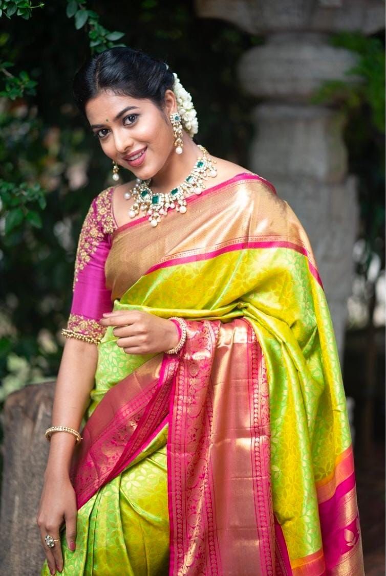 Green Jacqured Banarasi Silk Saree With Blouse Piece For Women