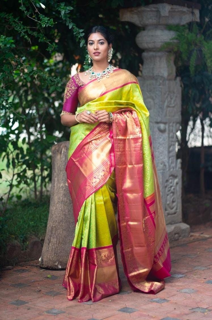 Green Jacqured Banarasi Silk Saree With Blouse Piece For Women