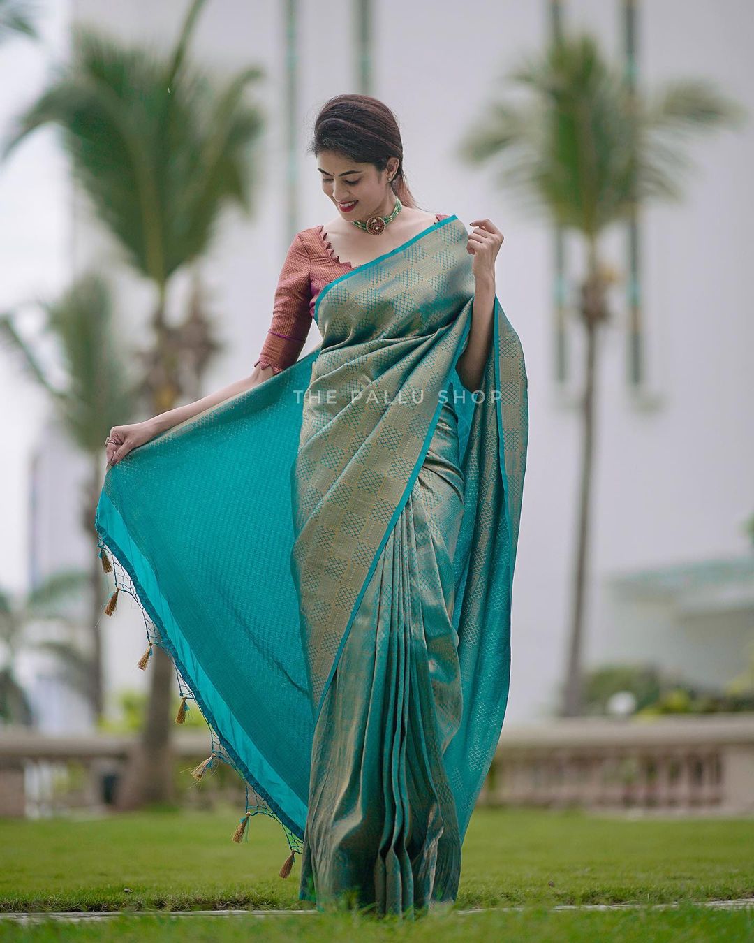 Rama Soft Silk Saree with Vestigial Blouse Piece