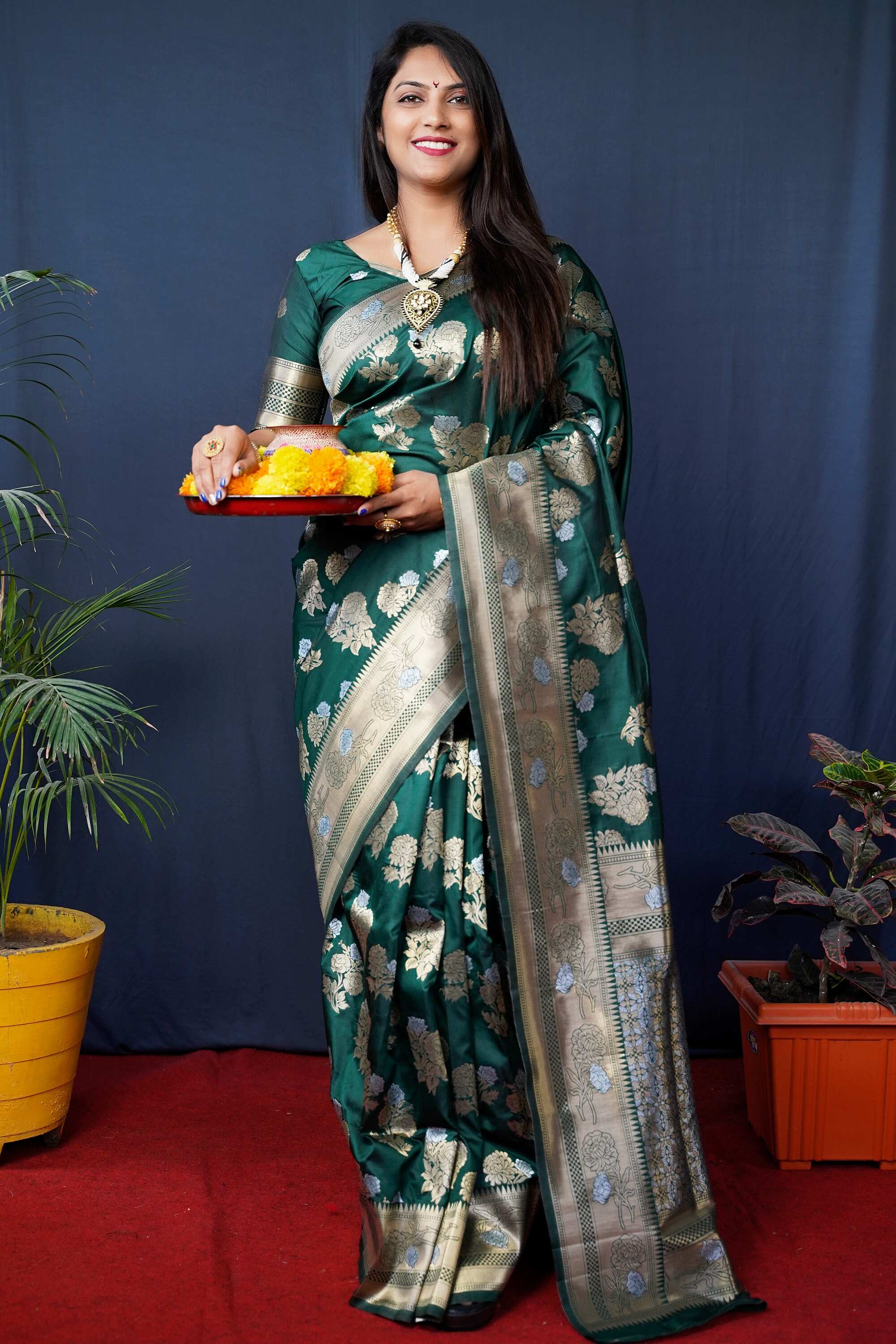 Dark Green Kanjivaram Silk Woven Zari Saree with Blouse Piece