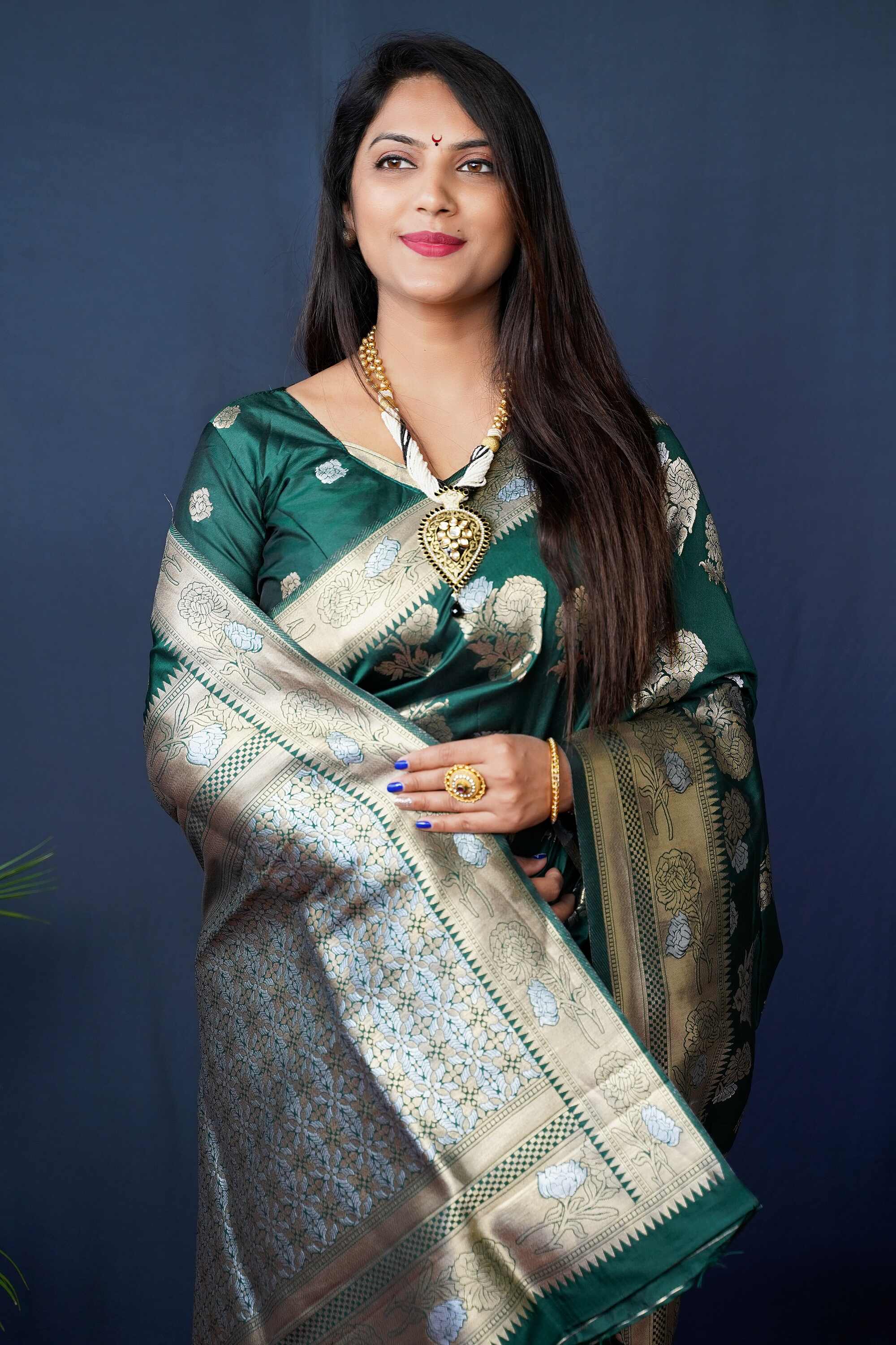 Dark Green Kanjivaram Silk Woven Zari Saree with Blouse Piece