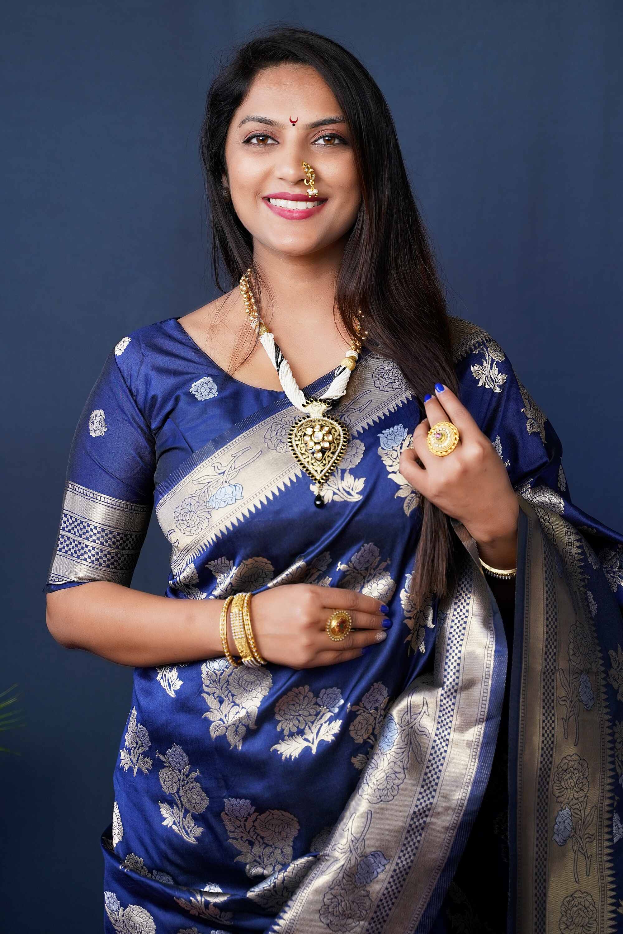 Navy Blue Kanjivaram Silk Woven Zari Saree with Blouse Piece