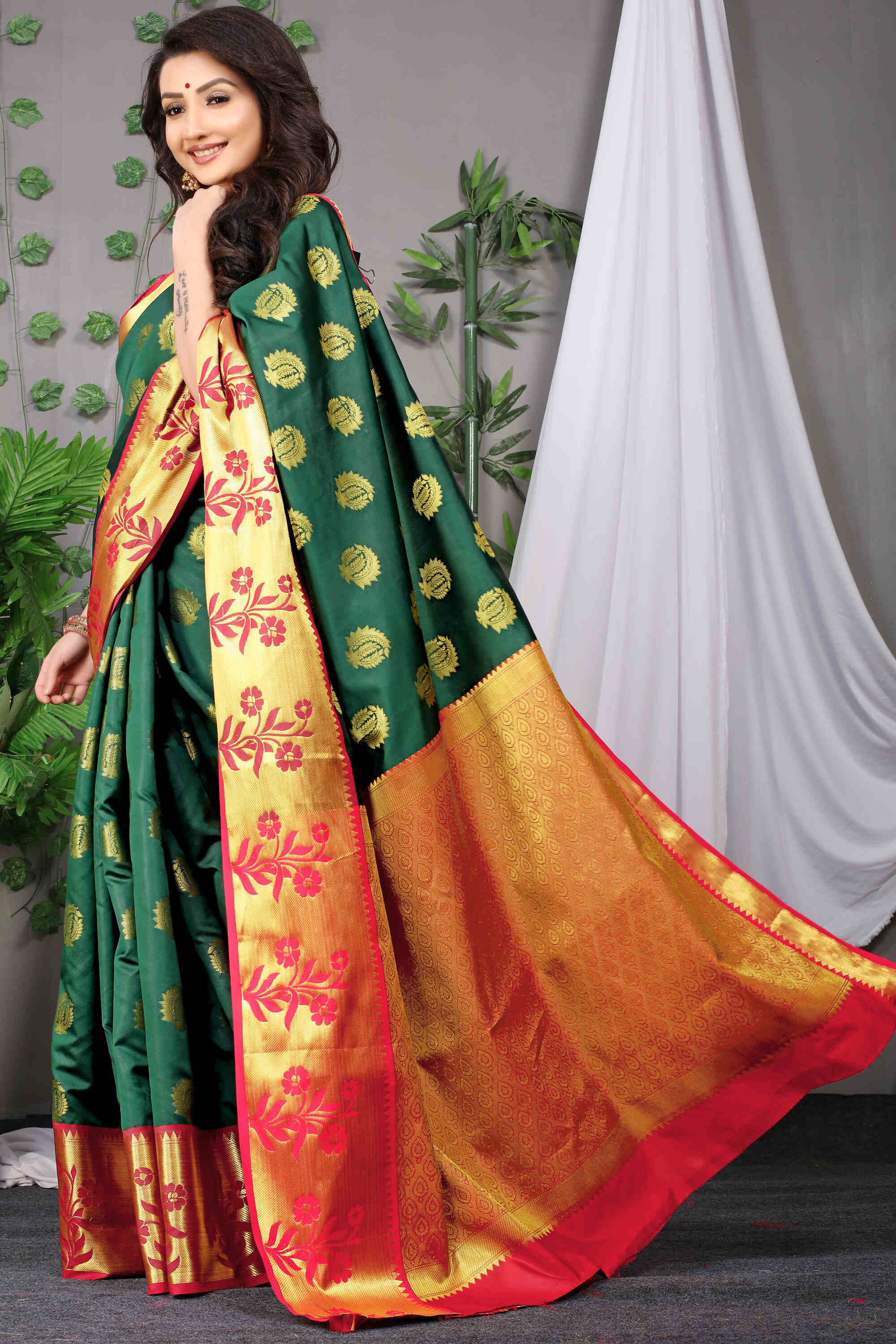 Green Soft Silk Saree With Blouse Piece