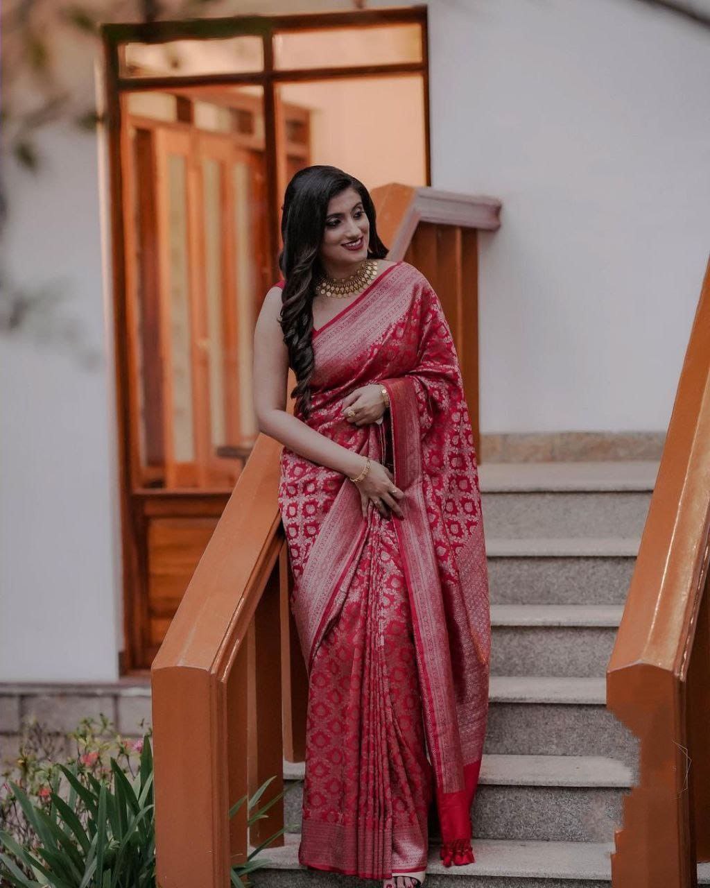 Red Soft Banarasi Silk Saree With Arresting Blouse Piece